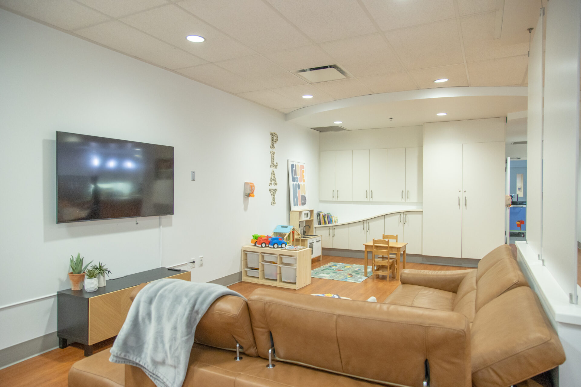 https://old2026.ronaldmcdonaldhousebcy.ca/wp-content/uploads/2025/10/Surrey-Family-Room-2025-Living-Room_Play-1.jpg